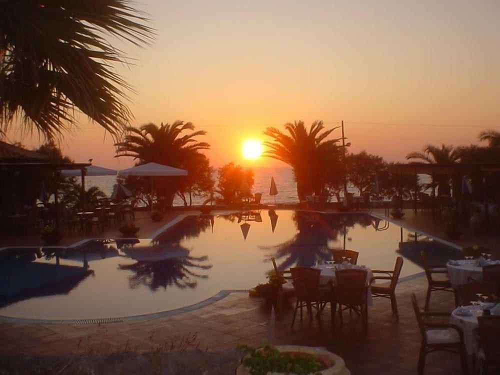 Oasis Hotel 20/30