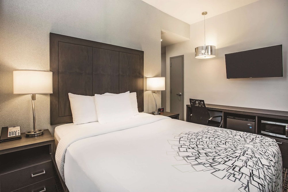 La Quinta Inn & Suites by Wyndham Baltimore Downtown 8/38