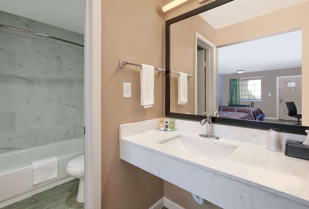 Super 8 by Wyndham Victoria TX 16/20