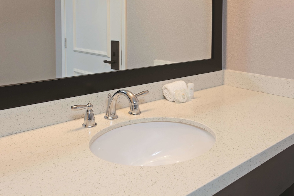 La Quinta Inn & Suites By Wyndham Pomona 45/52