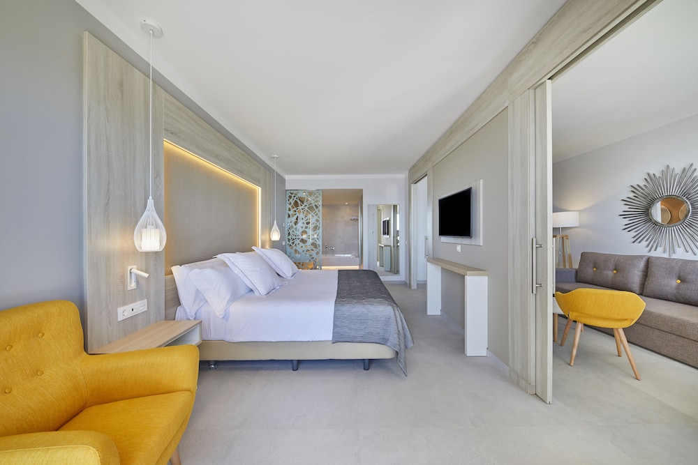 Master, Family, Suite, 1 King and 1 Single Beds, Sea View, Sofa