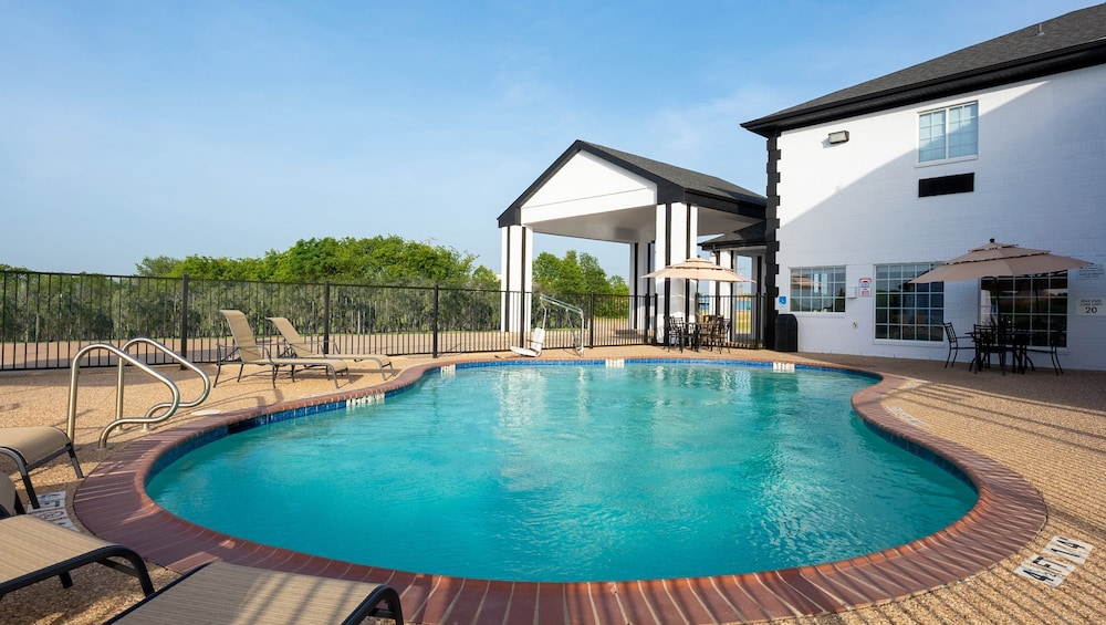 Atria Hotel and RV McGregor — 3