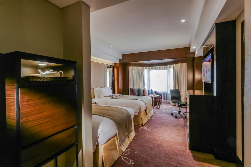 Diamond Hotel Philippines 31/68