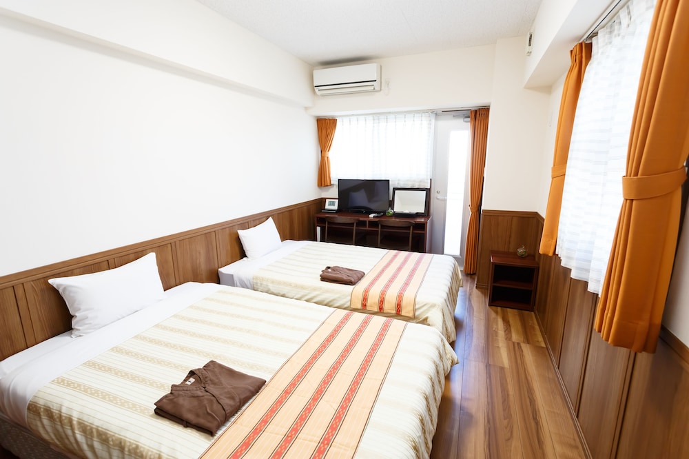 ROOM, TWIN BEDS, CORNER