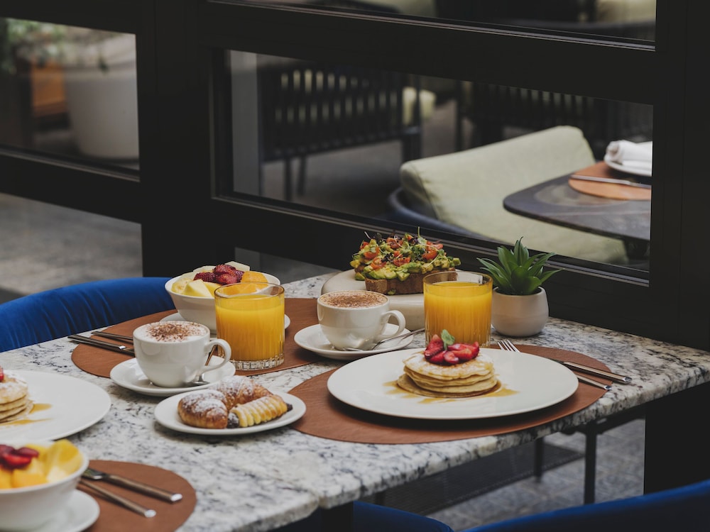 Gallery Hotel 62/75