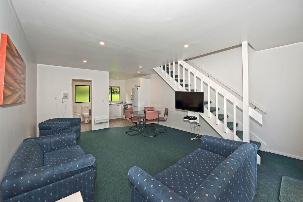 Camellia Court Motel 16/24