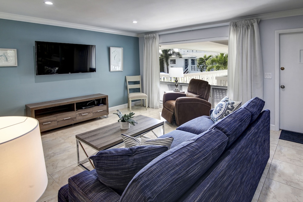 May Dee Suites 29/67