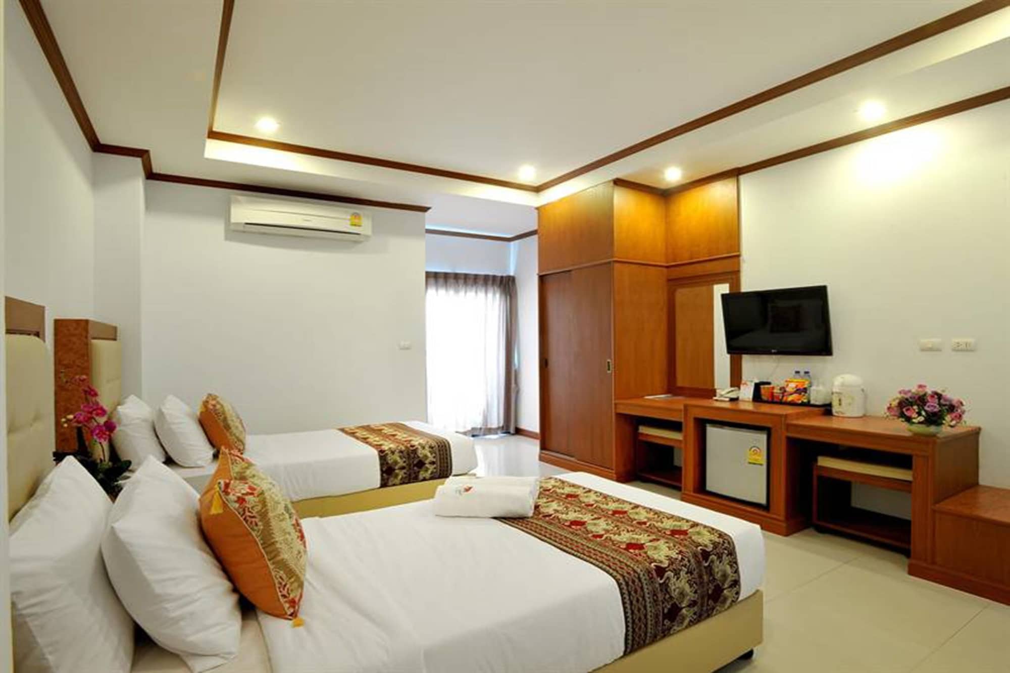 DELUXE, TWIN BEDS