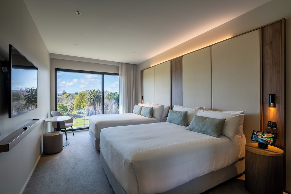 Oval Hotel Adelaide 8/50
