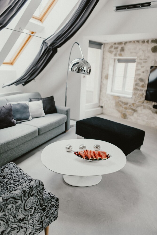 Coco Chanel Boutique Apartment 28/50