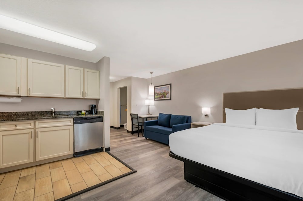 Efficiency, Suite, Queen Bed, Sofa, Accessible