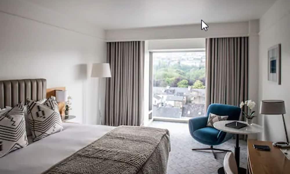 DELUXE, KING BED