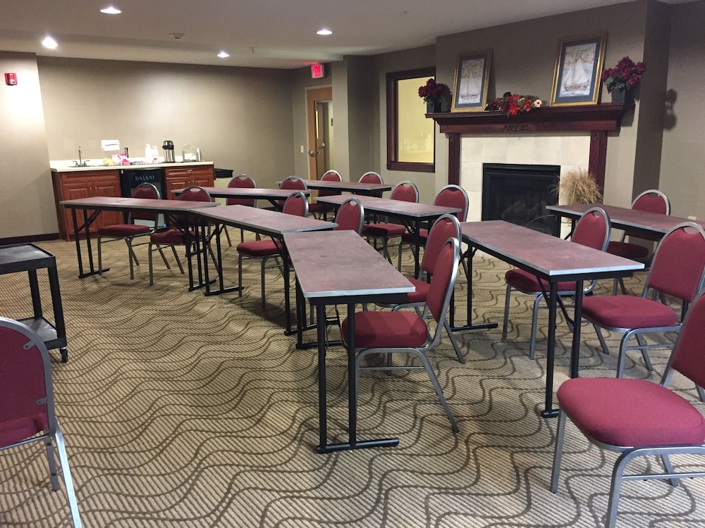 Comfort Suites Lake Geneva East 33/46