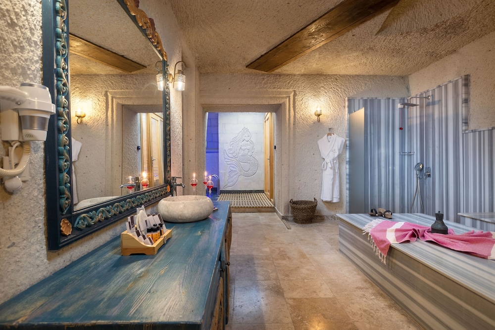 Acer Cave Hotel 35/67