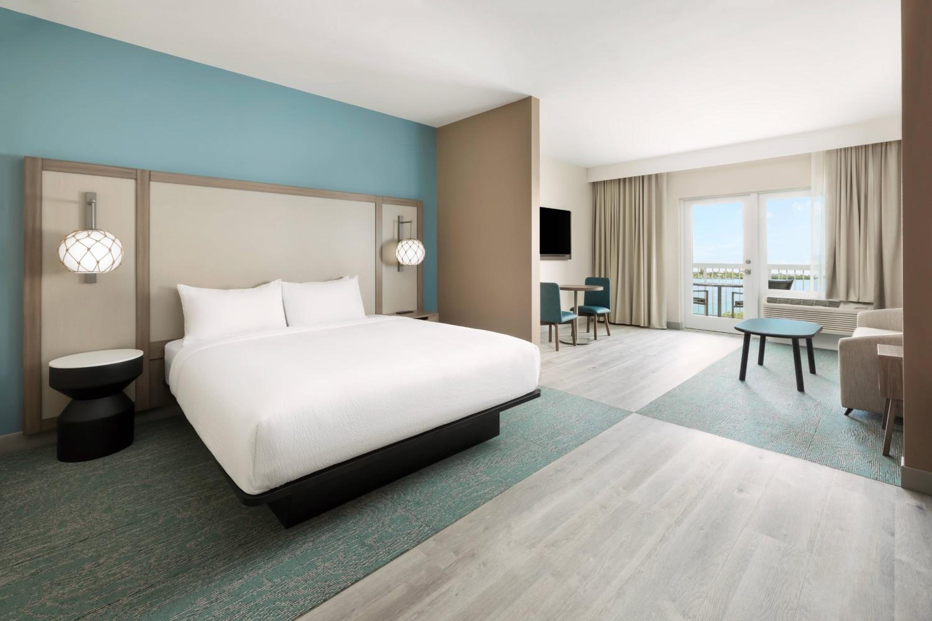 Suite, King Bed, Bay View, Sofa, Bathtub, Accessible