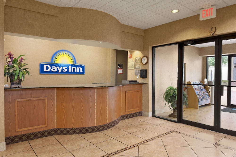 Days Inn & Suites by Wyndham San Antonio North/Stone Oak 11/63