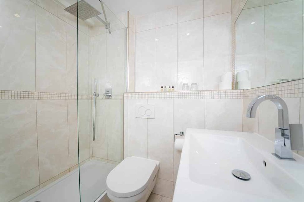 Guildford Manor Hotel & Spa 22/24