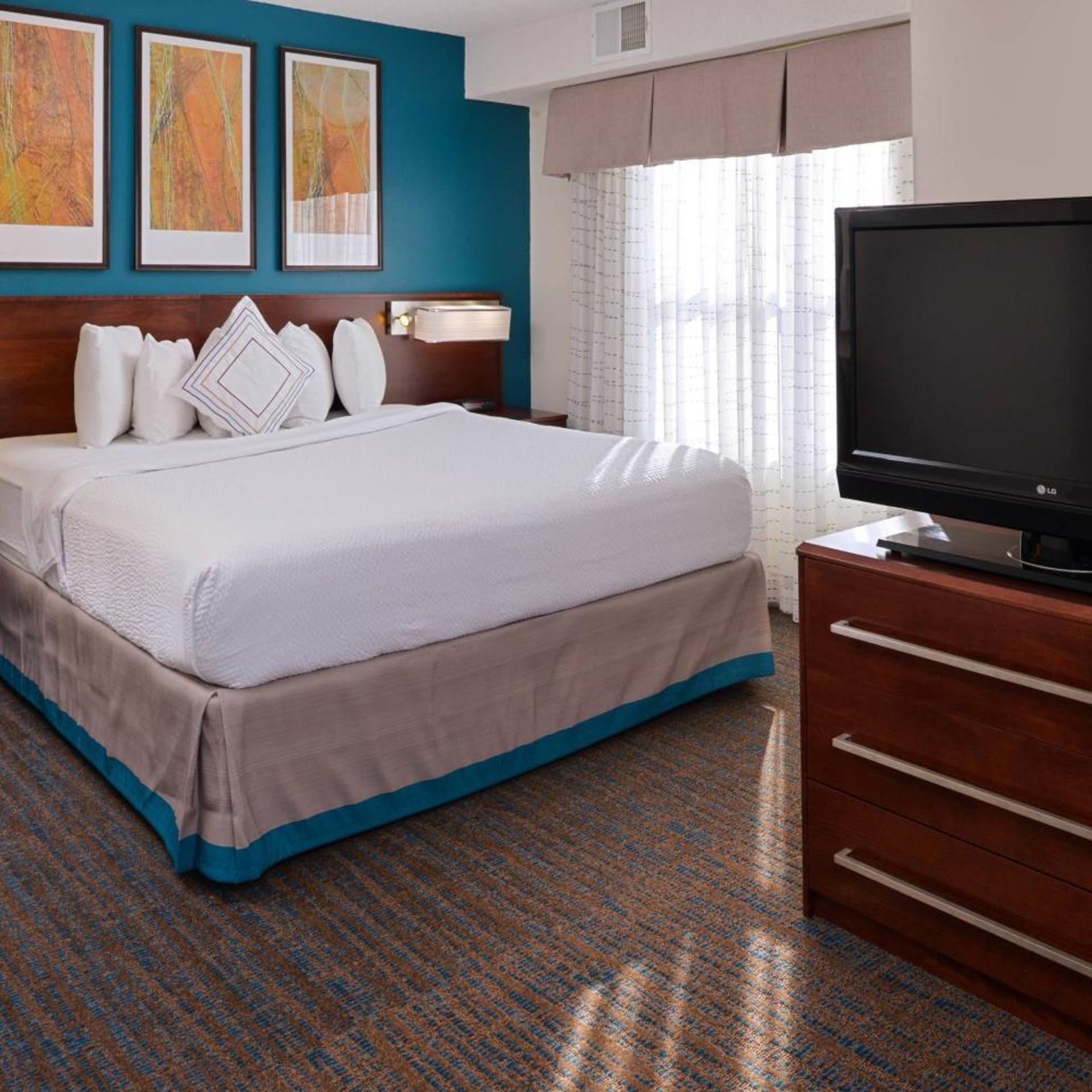Studio, King Bed, Sofa, Bathtub, Accessible