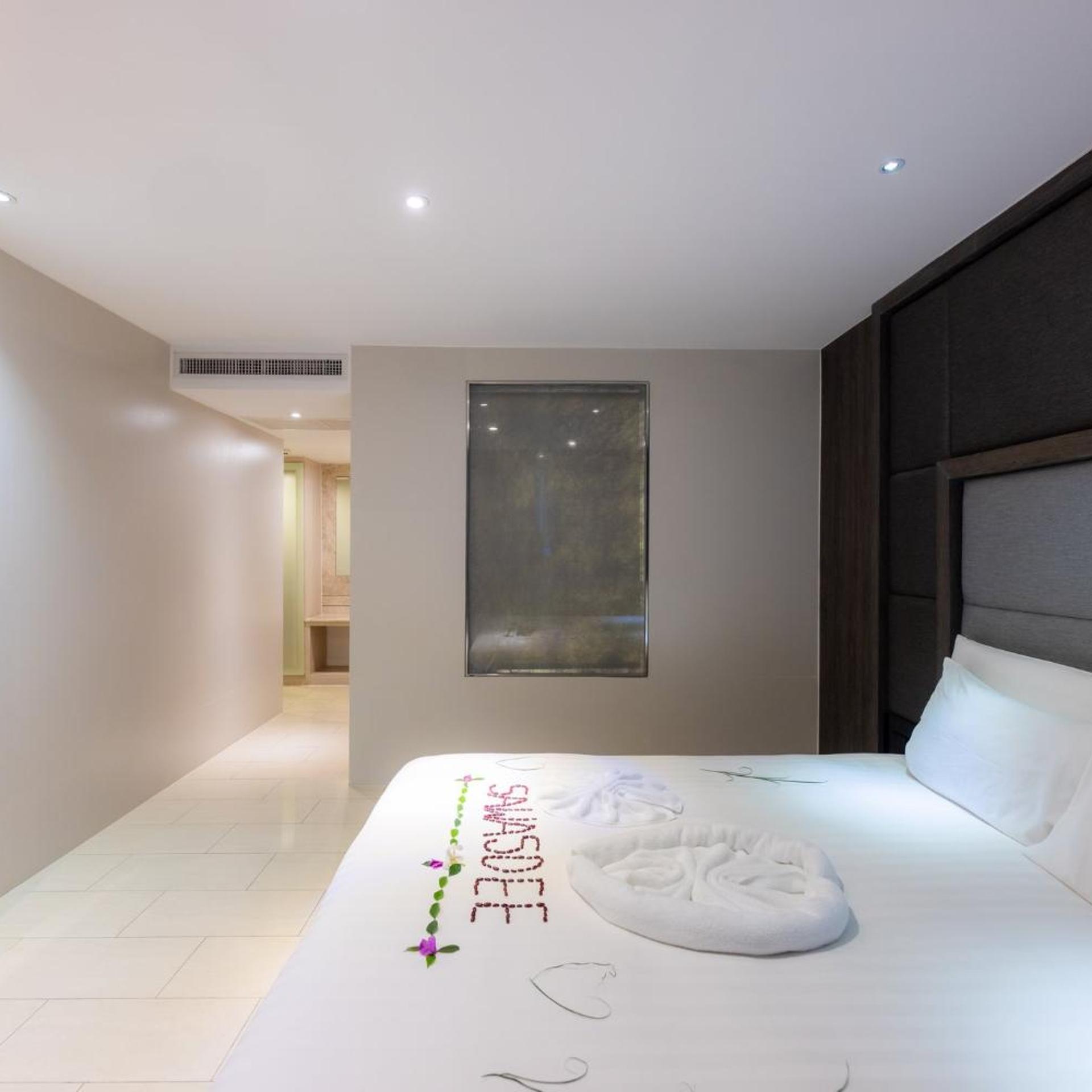 DELUXE, QUEEN BED