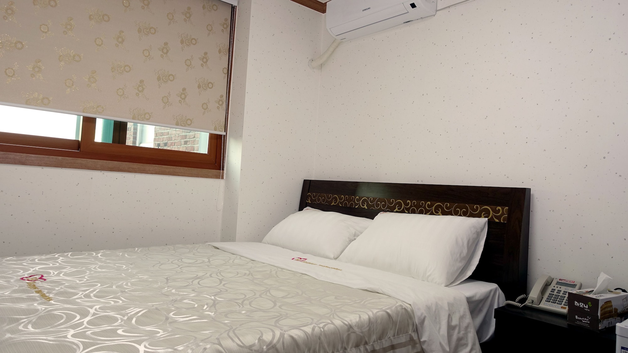 ROOM, DOUBLE BED