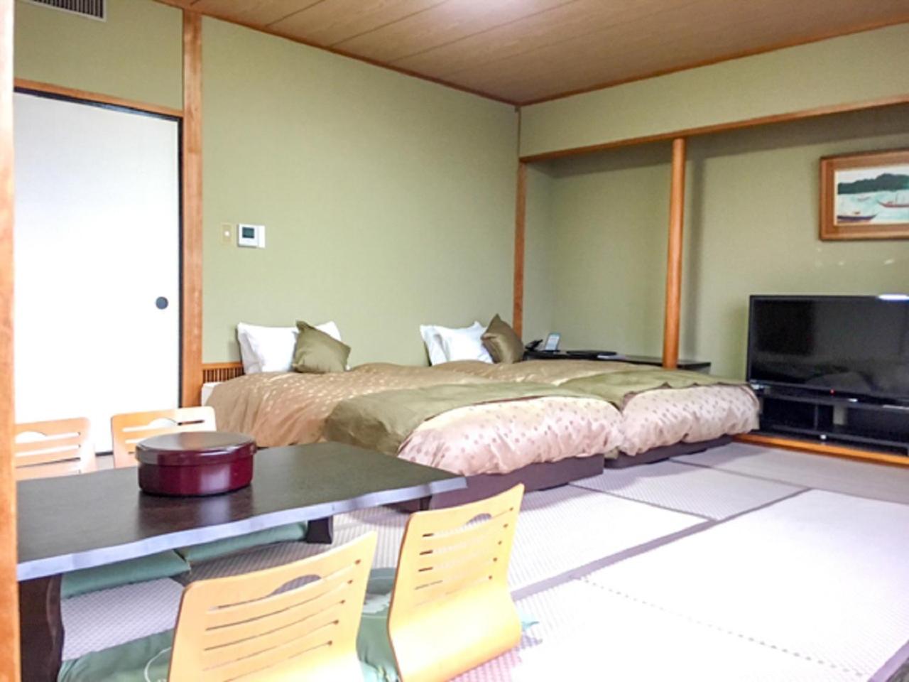 غرفة تقليدية بسريرين منفصلين بشرفة، LiVEMAX Resort Kaga-Yamashiro 3/4