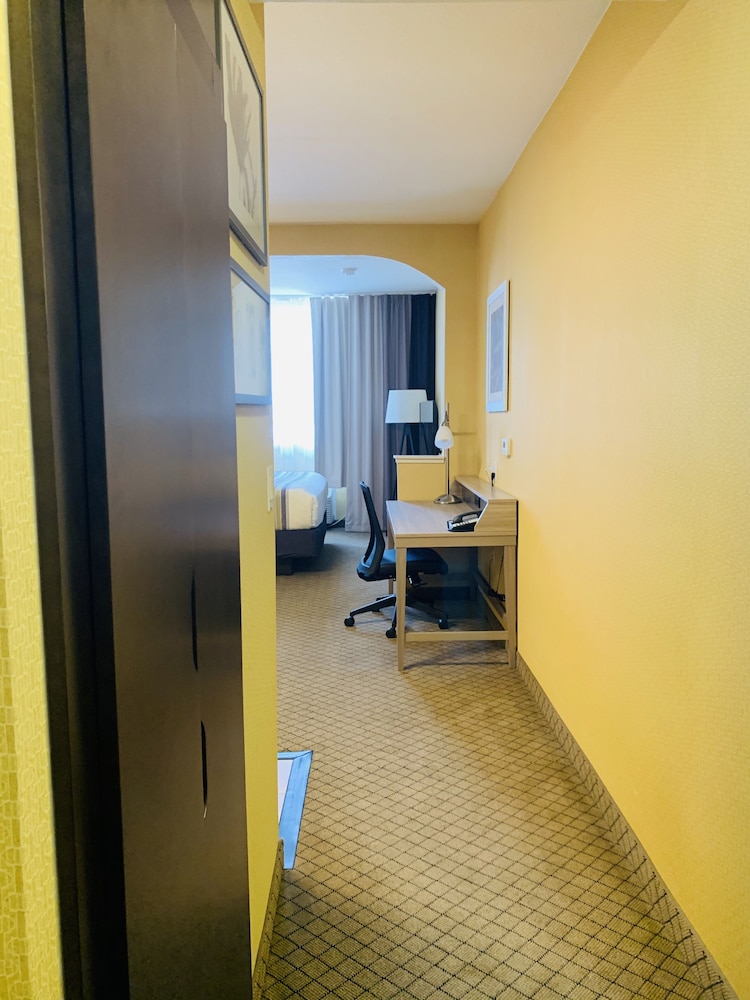Country Inn & Suites by Radisson, San Jose International Airport, CA 8/30