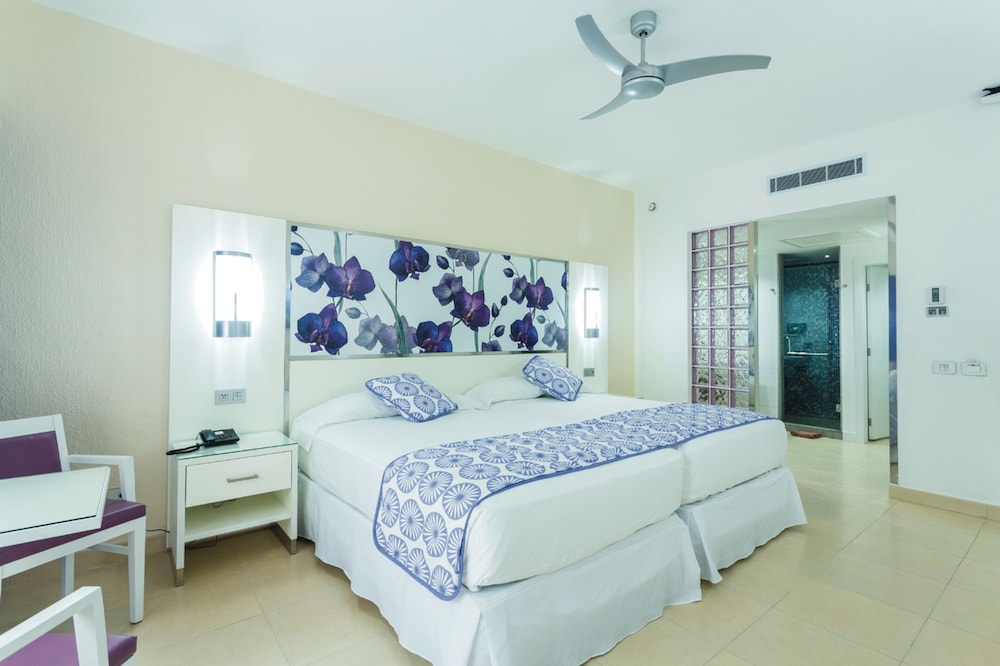ROOM, DOUBLE BED