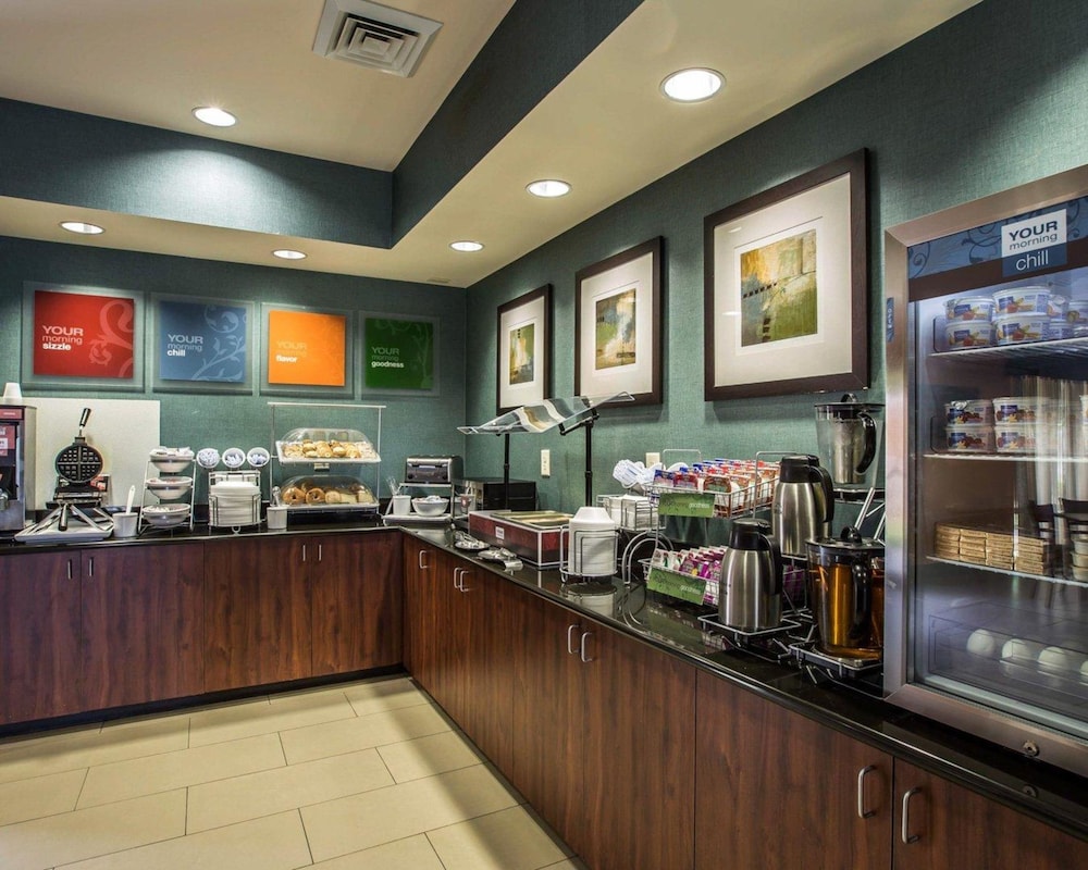 Comfort Suites Whitsett - Greensboro East Whitsett NC 32/41