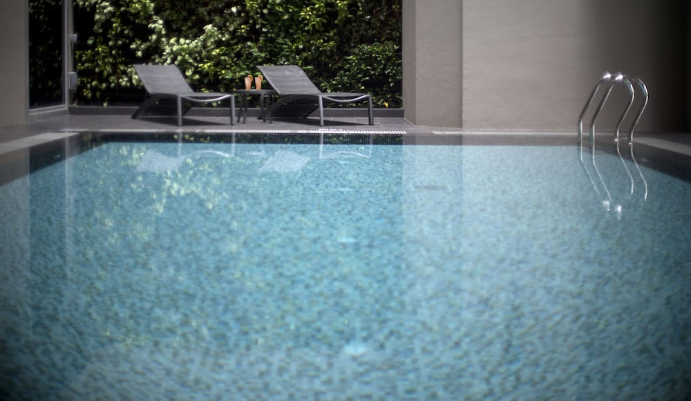 V Hotel Bencoolen 8/54