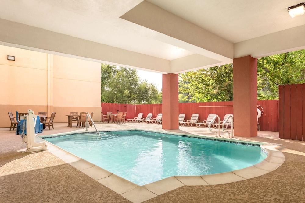 Sonesta Essential IAH Airport JFK Boulevard 23/53