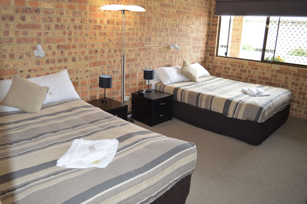 Golden Beach Motor Inn 17/45