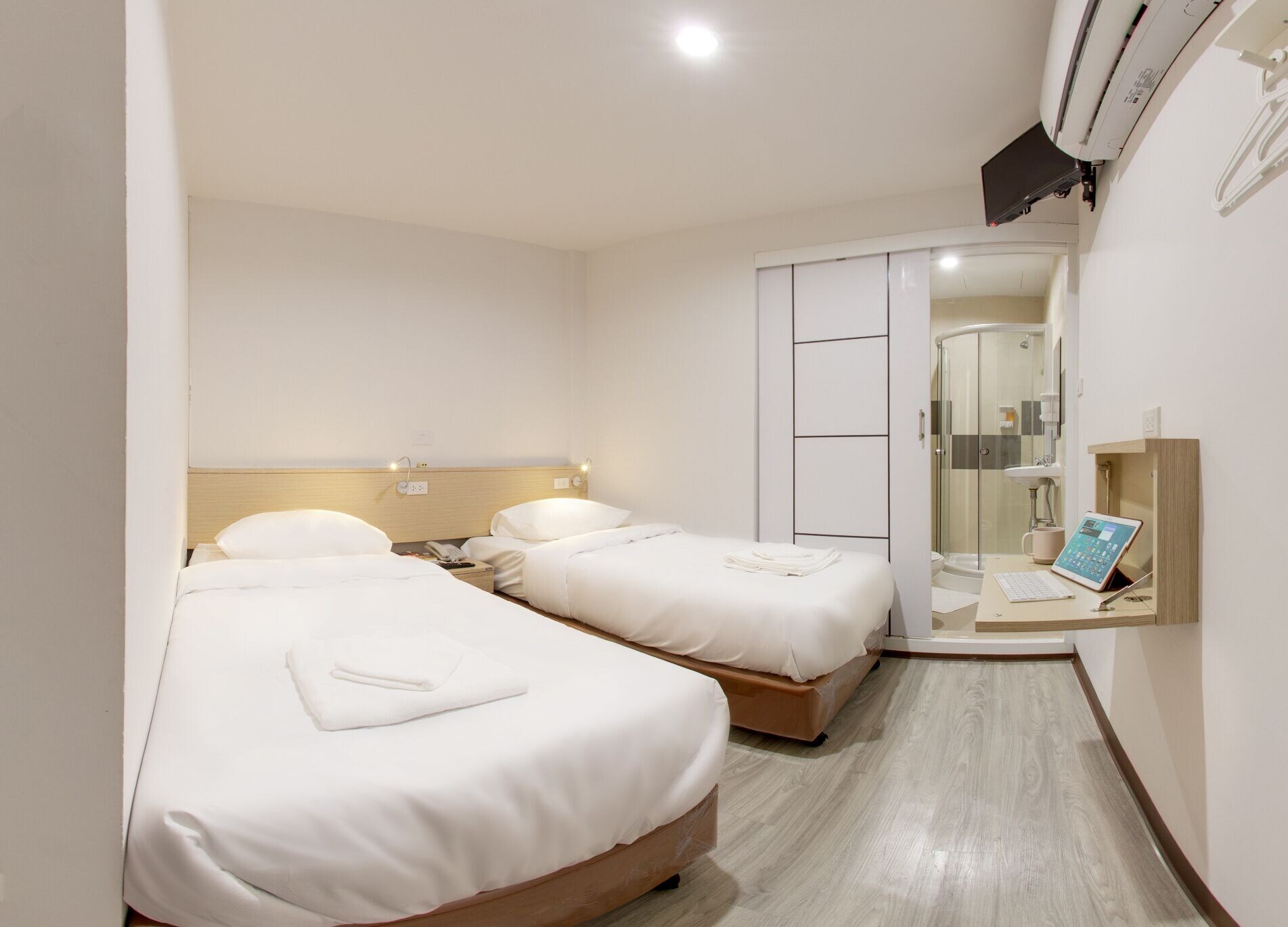 ECONOMY, TWIN BEDS, NO WINDOW