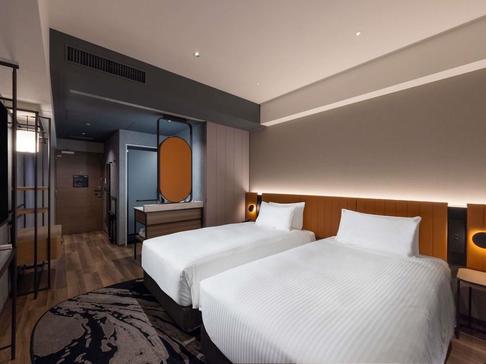 STANDARD, TWIN BEDS, BATHTUB