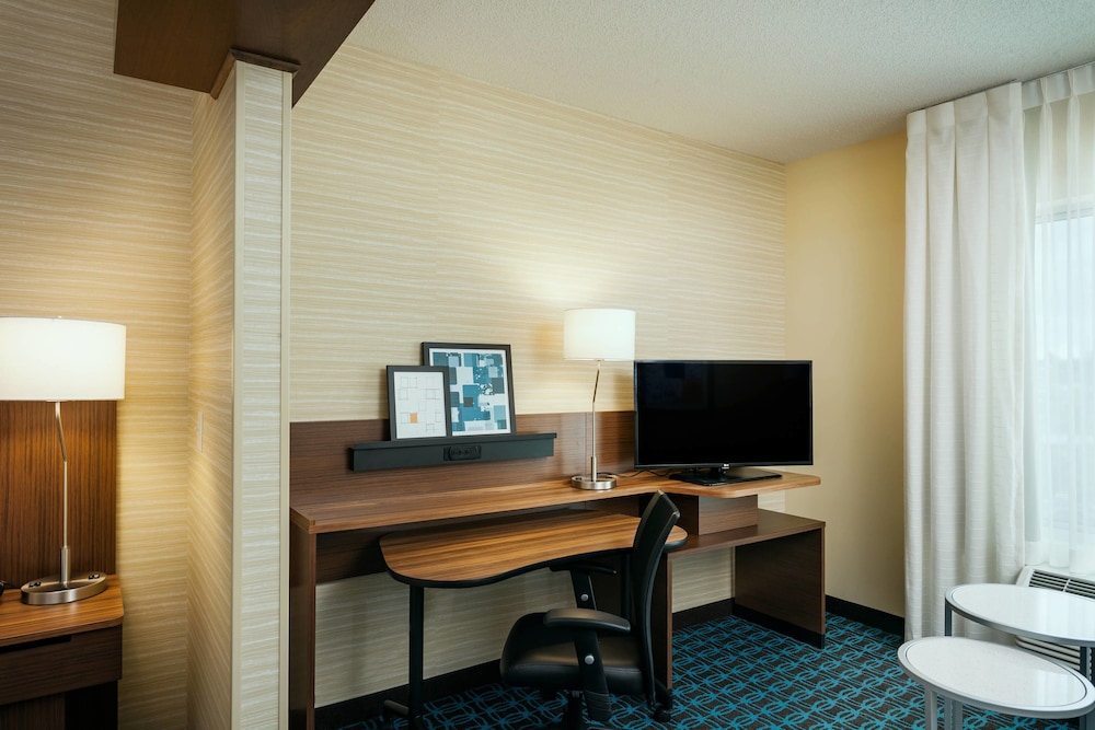 Fairfield Inn Suites Tacoma Dupont 32/33