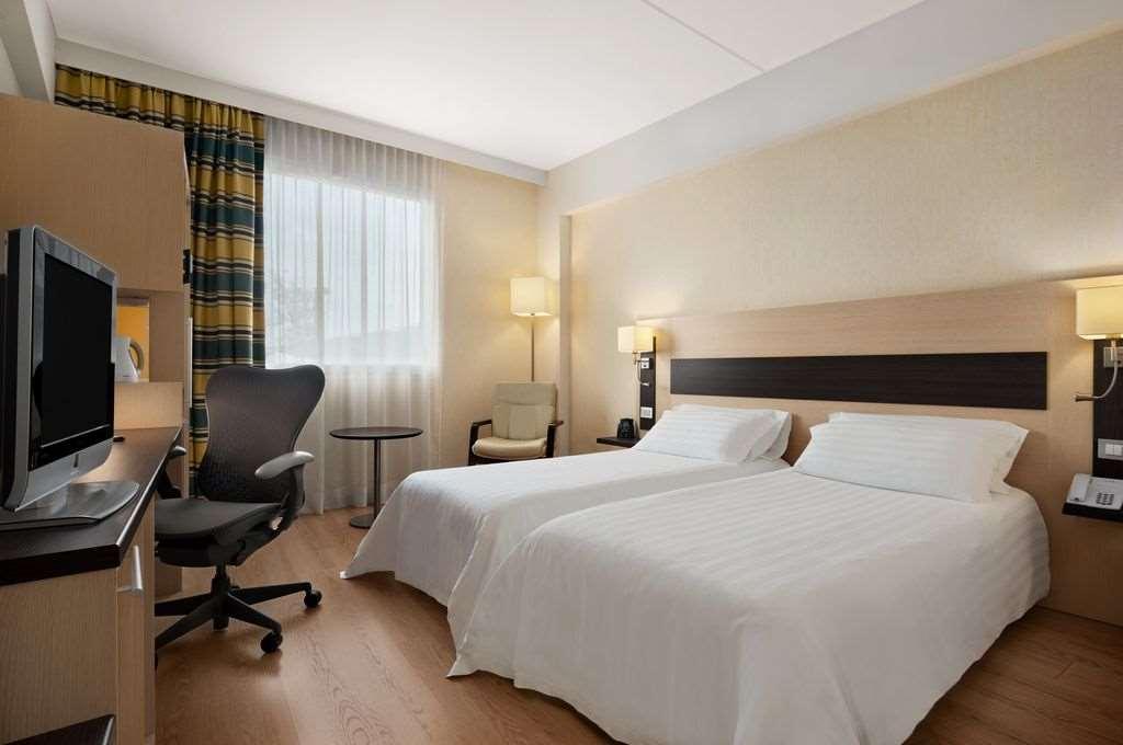 GUEST ROOM, TWIN BEDS