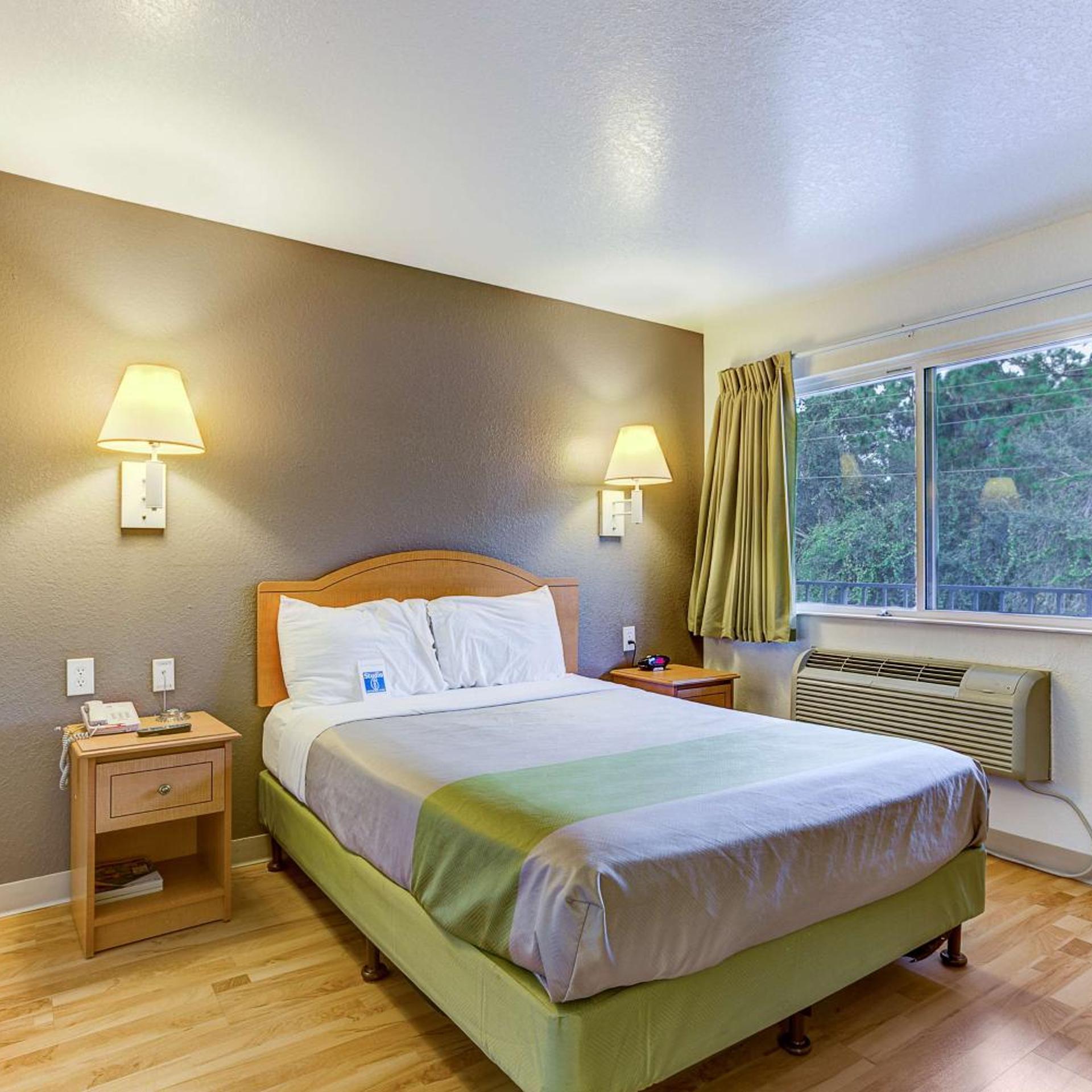 ROOM, QUEEN BED