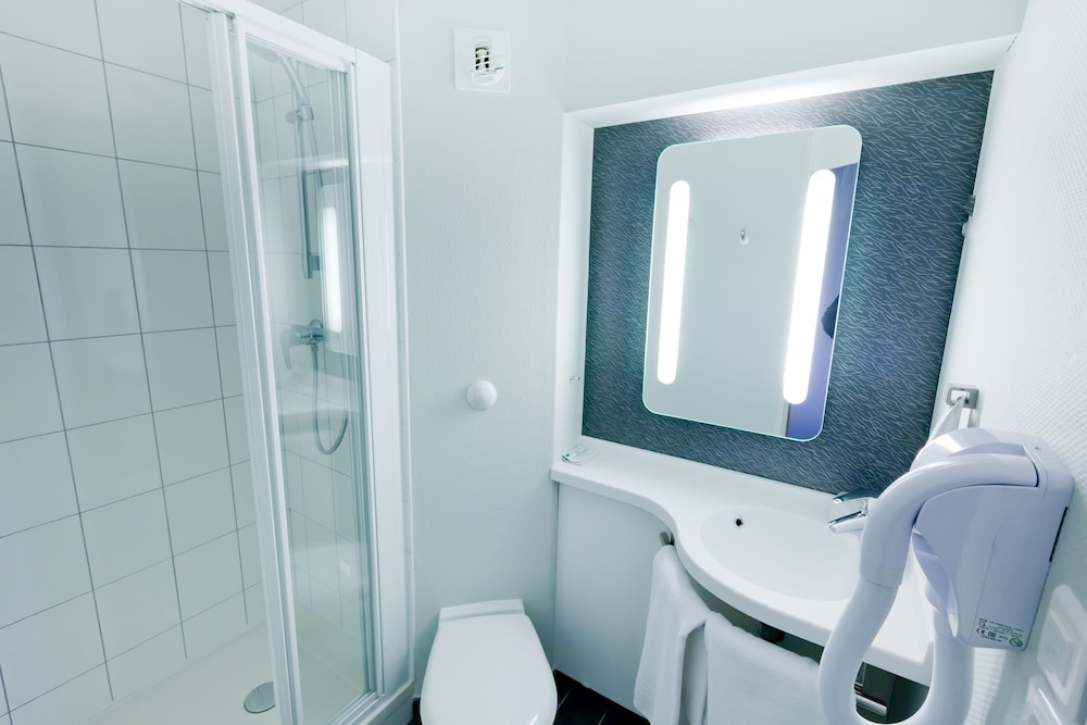 IBIS CHERBOURG LA GLACERIE 25/77