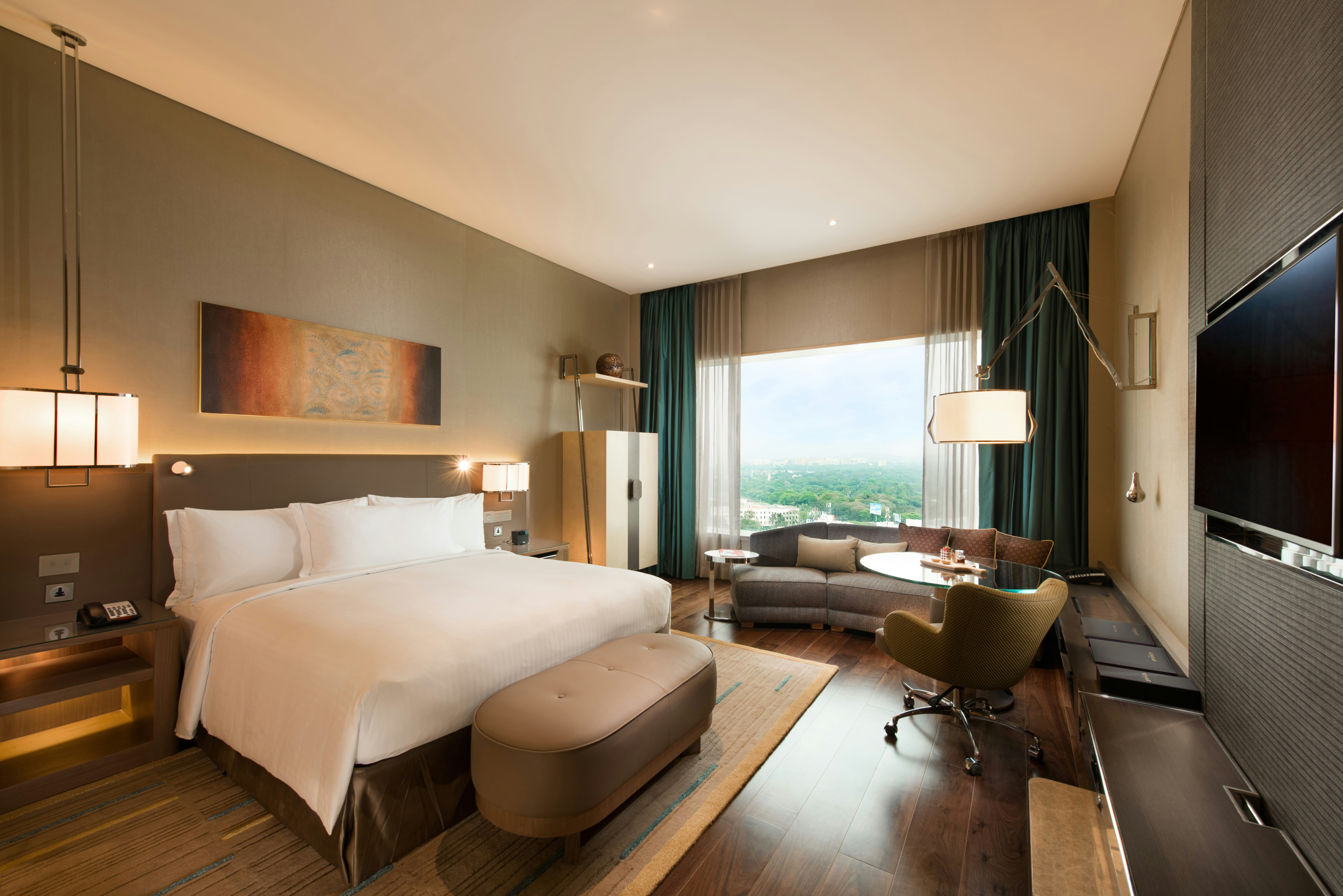 DELUXE, KING BED