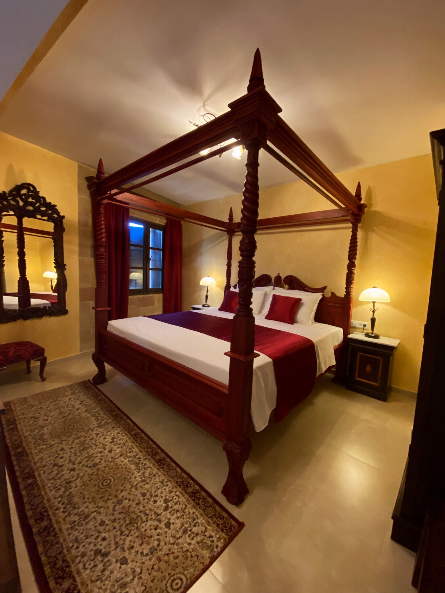ROOM, KING BED