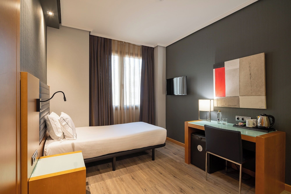 ROOM, SINGLE