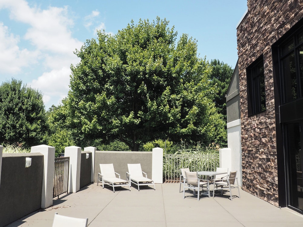 Holiday Inn Express Suites Blackburg University Area 69/74