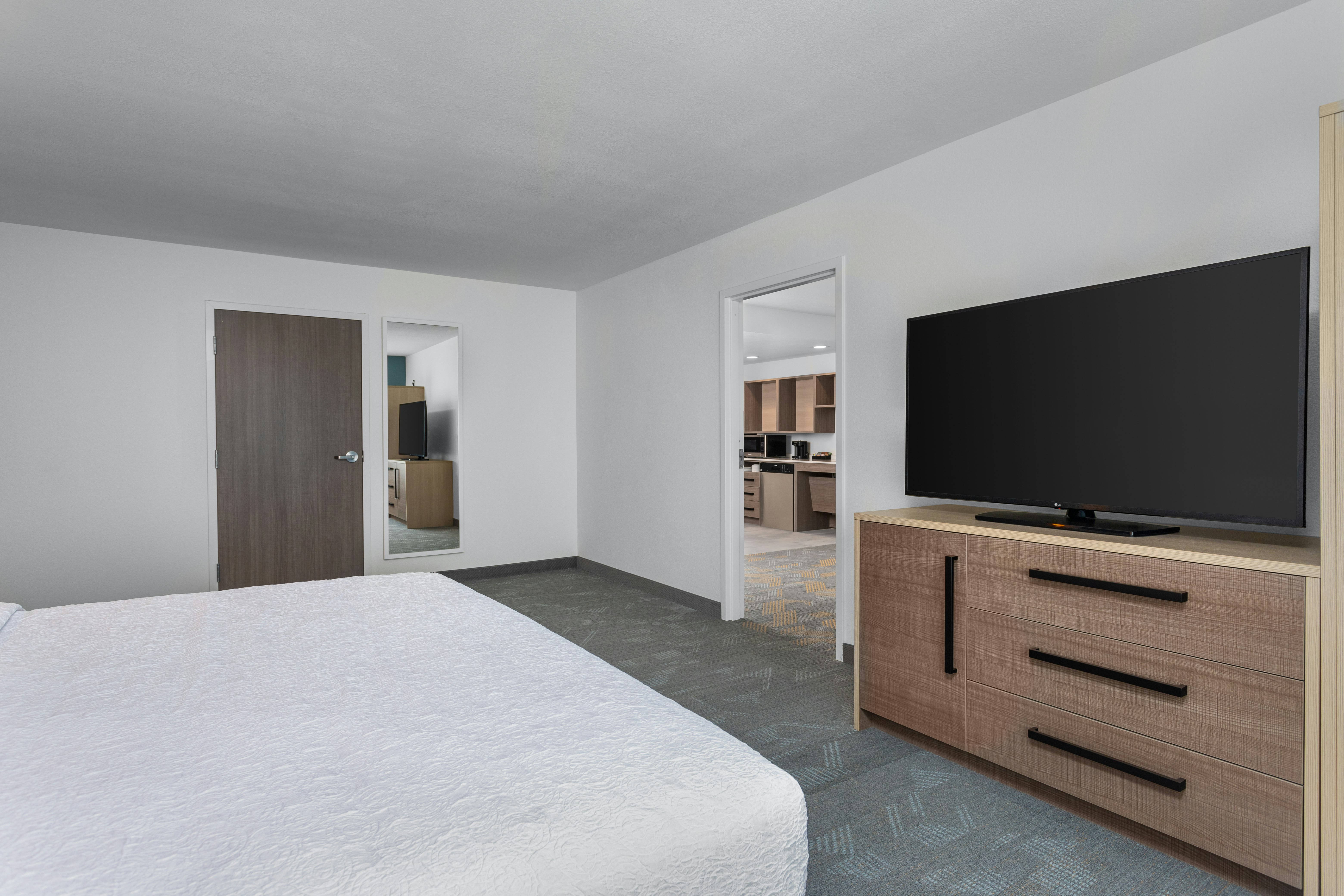 1 BEDROOM, SUITE, KING BED