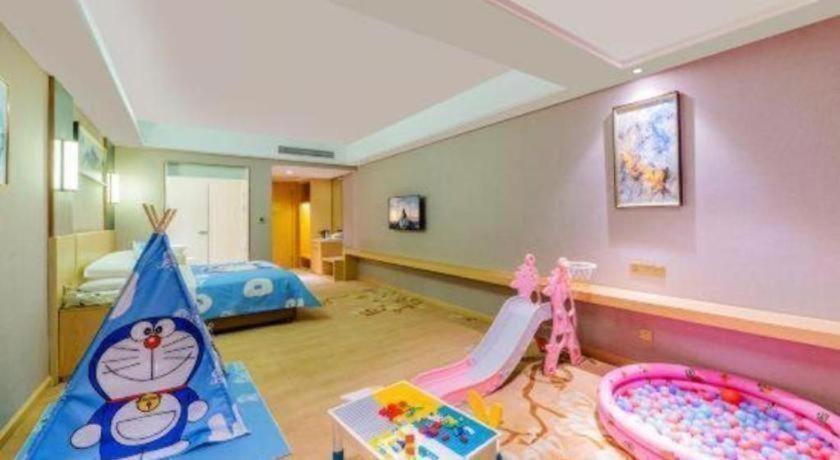 Vienna Hotel (Zhongshan Xiaolan High Speed Railway Station) 52/59