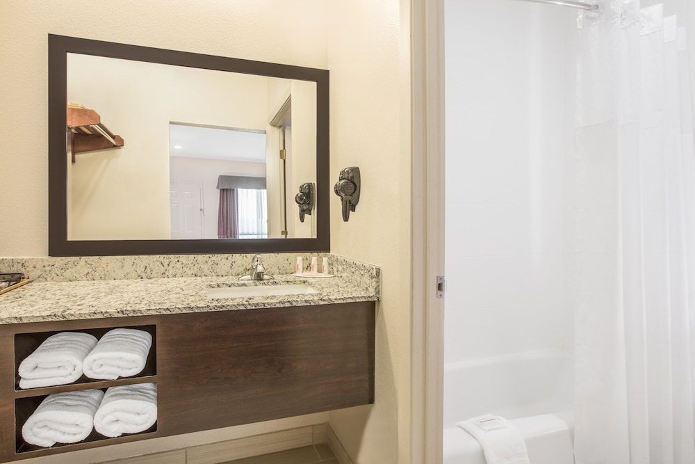 Econo Lodge Bryan TX 60/60