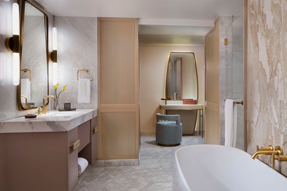 جناح بسريرين مزدوجين بإطلالة على البحر بغرفتي نوم، Ritz Carlton Naples 6/9
