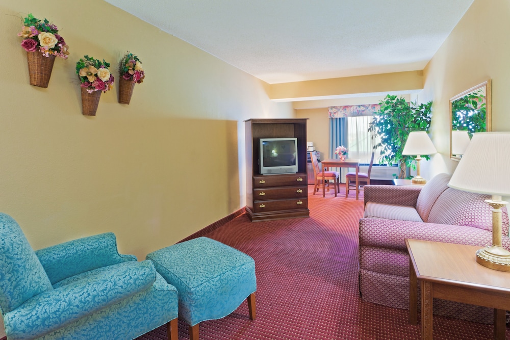 Holiday Inn Express Irwin (PA TPK Exit 67) 14/24