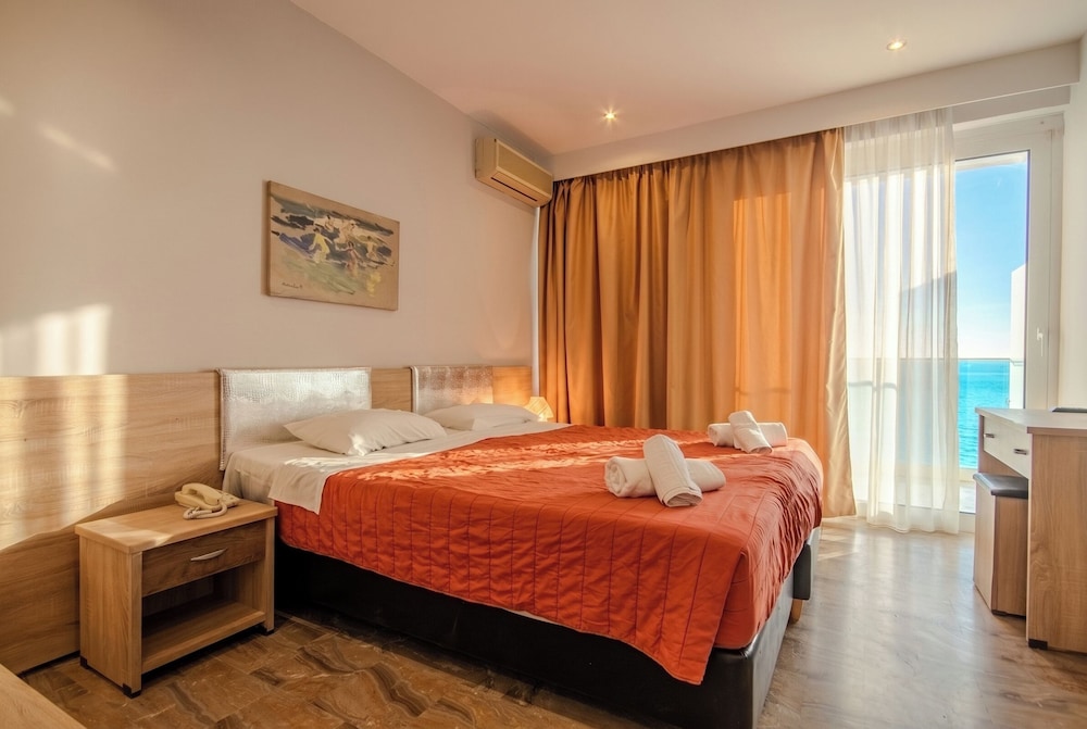 SUPERIOR, TWIN BEDS, SEA VIEW, TOP FLOOR
