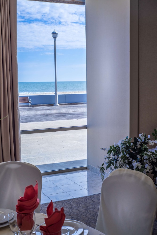 Grand Hotel Ocean City Oceanfront 61/63