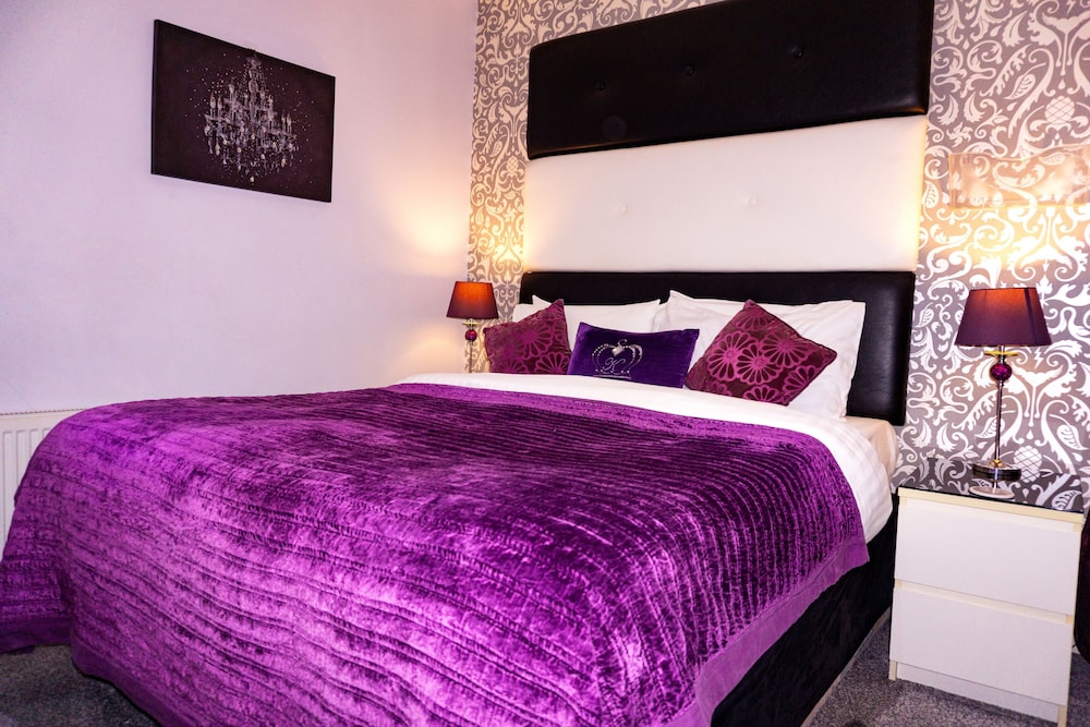 ROOM, DOUBLE BED