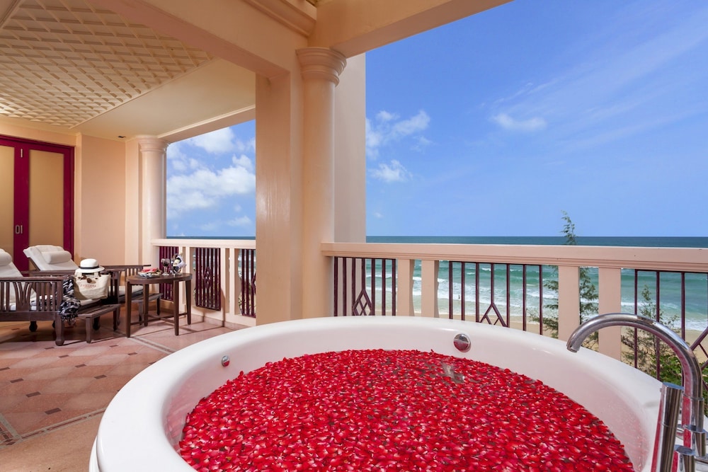 Centara Grand Beach Resort Phuket 36/85